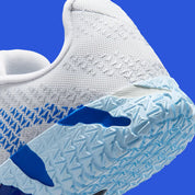 Sneakers Nike Ja 3 Outer Space en mesh technique avec semelle réactive, traction multidirectionnelle et design basketball inspiré de l’univers spatial.Vue zoomer arrière