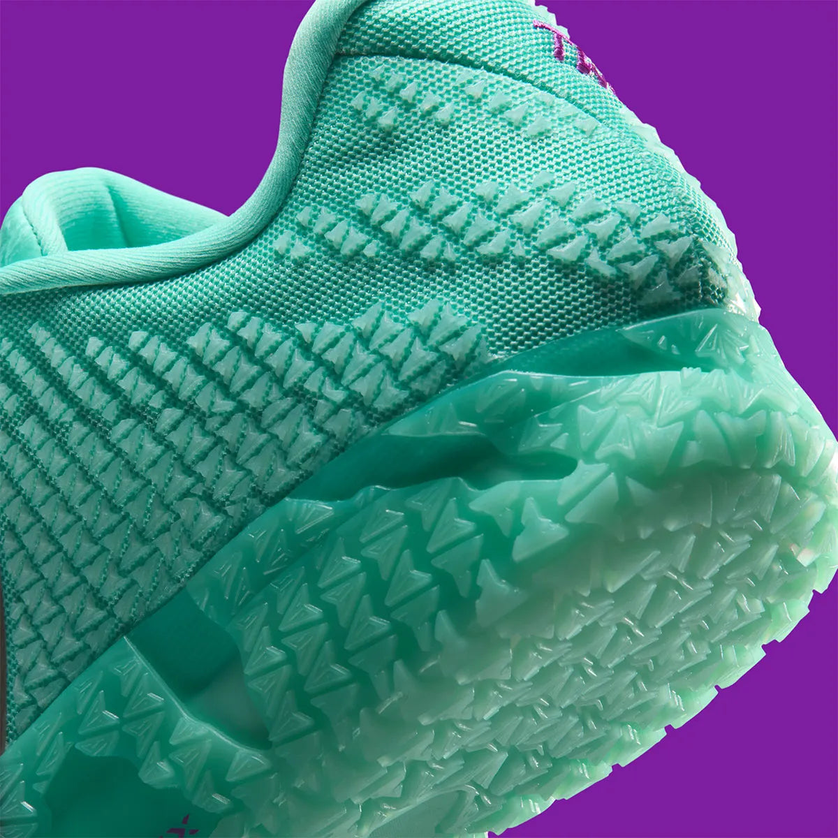 Sneakers Nike Ja 3 Twelve Time en mesh technique avec semelle réactive, traction multidirectionnelle et design basketball moderne inspiré de Ja Morant.Vue zoomer arrière 