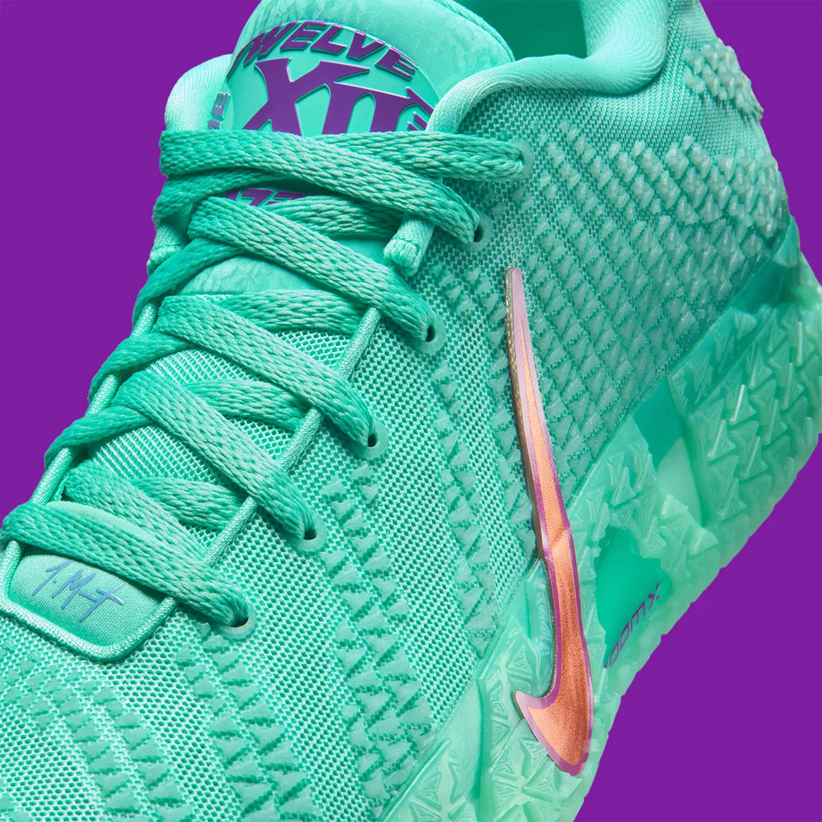 Sneakers Nike Ja 3 Twelve Time en mesh technique avec semelle réactive, traction multidirectionnelle et design basketball moderne inspiré de Ja Morant.Vue zoomer avant 