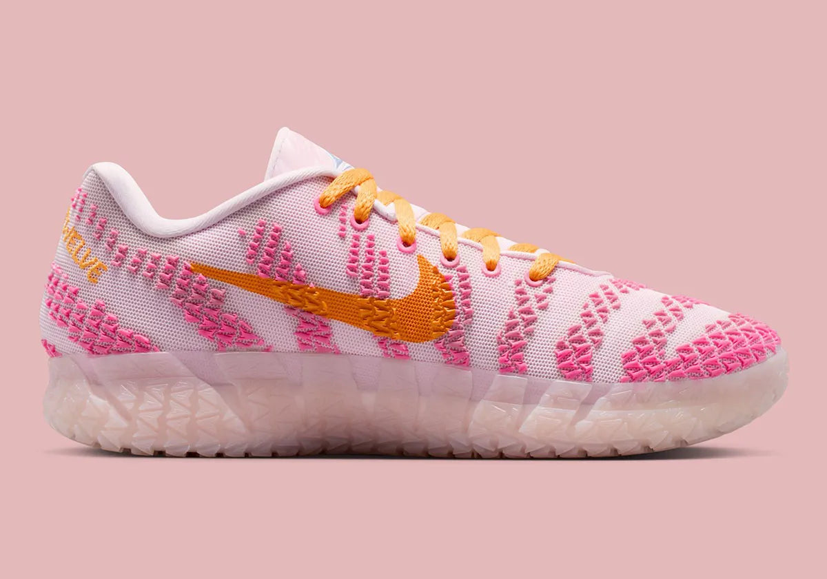 Sneakers Nike Ja 3 Pink Foam roses en mesh technique avec semelle réactive et traction multidirectionnelle pour le basketball moderne.Vue de coté