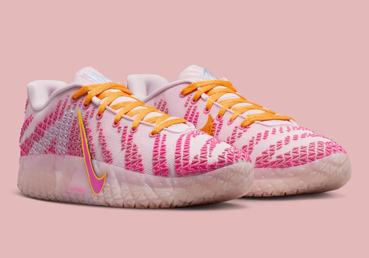Sneakers Nike Ja 3 Pink Foam roses en mesh technique avec semelle réactive et traction multidirectionnelle pour le basketball moderne.Vue de 3/4