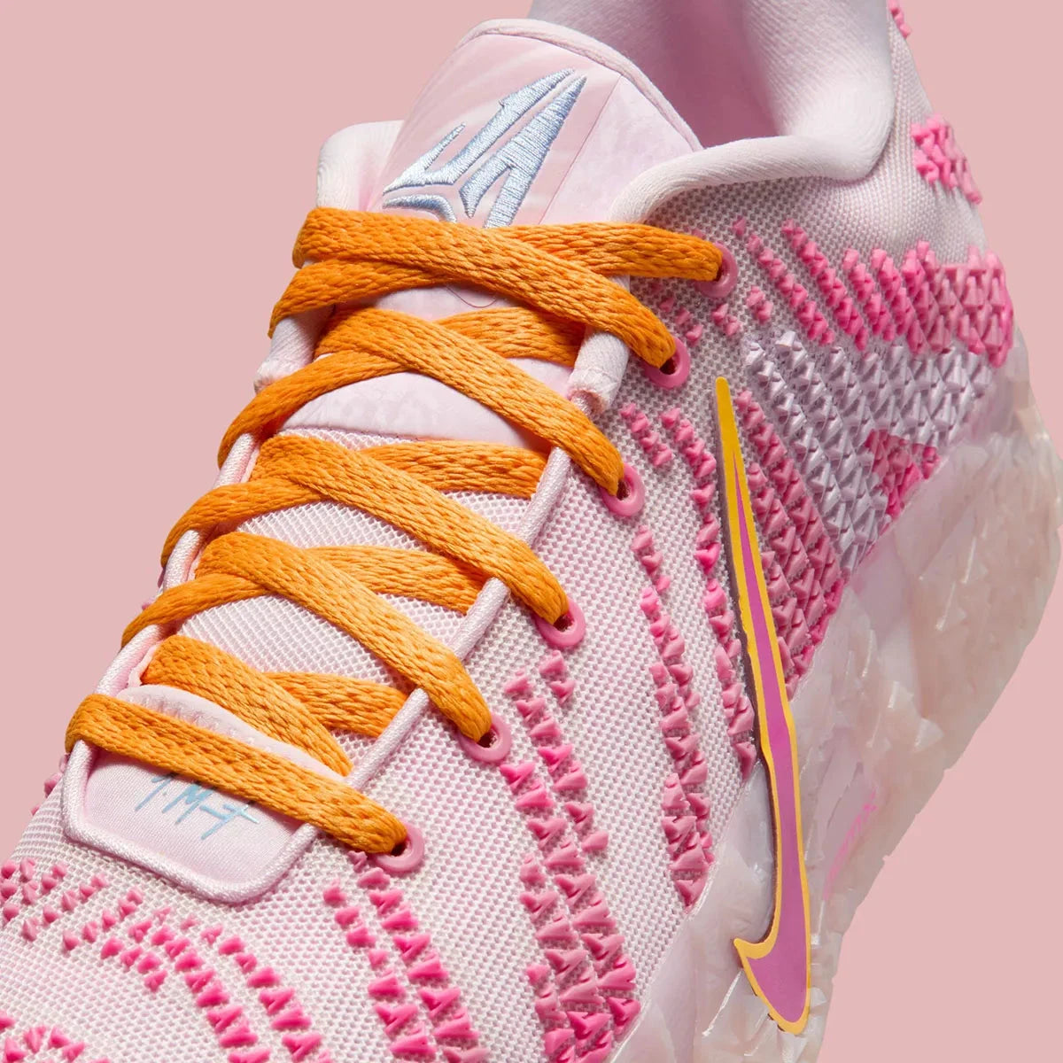 Sneakers Nike Ja 3 Pink Foam roses en mesh technique avec semelle réactive et traction multidirectionnelle pour le basketball moderne.Vue zoomer avant 