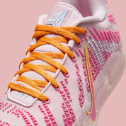 Sneakers Nike Ja 3 Pink Foam roses en mesh technique avec semelle réactive et traction multidirectionnelle pour le basketball moderne.Vue zoomer avant 