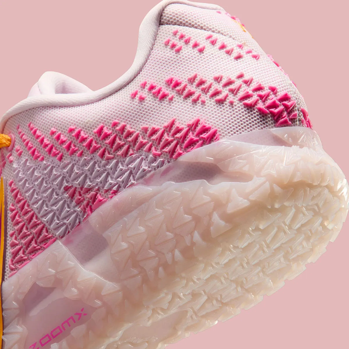 Sneakers Nike Ja 3 Pink Foam roses en mesh technique avec semelle réactive et traction multidirectionnelle pour le basketball moderne.Vue zoomer arrière