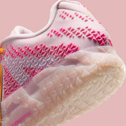 Sneakers Nike Ja 3 Pink Foam roses en mesh technique avec semelle réactive et traction multidirectionnelle pour le basketball moderne.Vue zoomer arrière