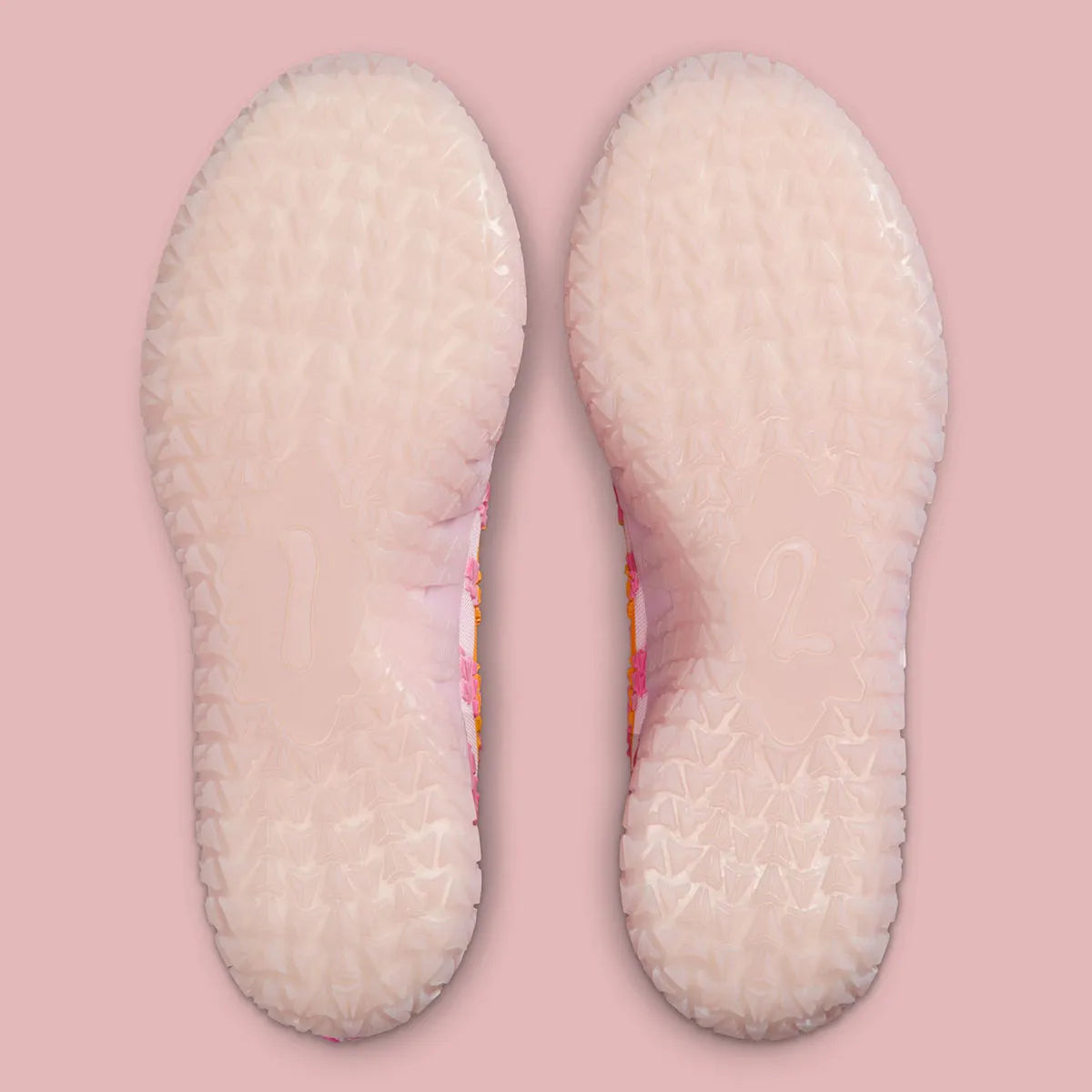 Sneakers Nike Ja 3 Pink Foam roses en mesh technique avec semelle réactive et traction multidirectionnelle pour le basketball moderne.Vue de la semelle extérieur 