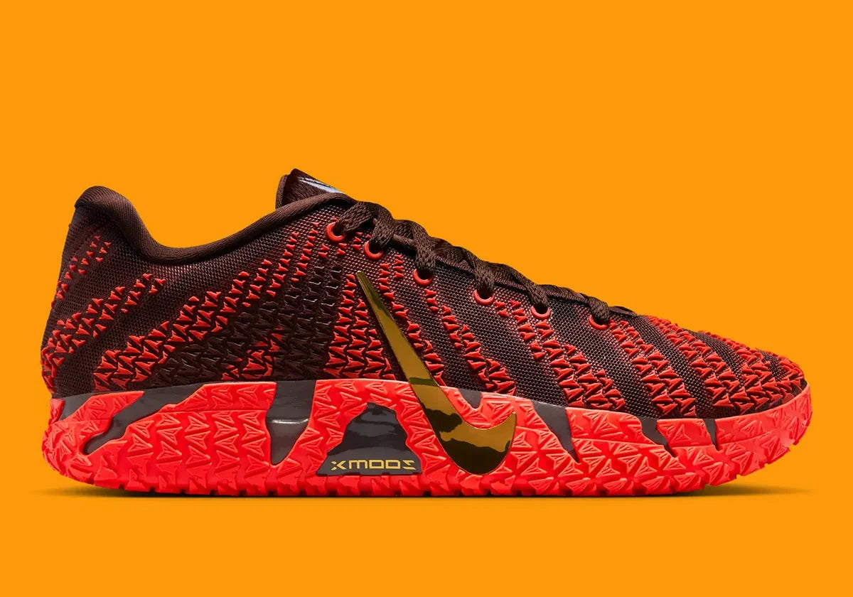 Vue sur le profil de la sneakers Nike Ja 3 Year Of The Horse rouges et dorées en mesh technique avec amorti Zoom Air et design symbolique premium