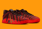 Vue de 3/4 face sur la sneakers Nike Ja 3 Year Of The Horse rouges et dorées en mesh technique avec amorti Zoom Air et design symbolique premium