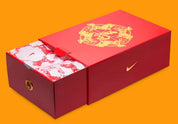 Boite de la sneakers Nike Ja 3 Year Of The Horse rouges et dorées en mesh technique avec amorti Zoom Air et design symbolique premium