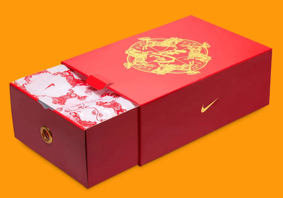 Boite de la sneakers Nike Ja 3 Year Of The Horse rouges et dorées en mesh technique avec amorti Zoom Air et design symbolique premium