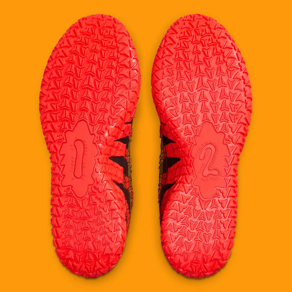 Vue sur les semelles de la sneakers Nike Ja 3 Year Of The Horse rouges et dorées en mesh technique avec amorti Zoom Air et design symbolique premium