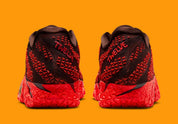 Vue sur l'arrière de la sneakers Nike Ja 3 Year Of The Horse rouges et dorées en mesh technique avec amorti Zoom Air et design symbolique premium