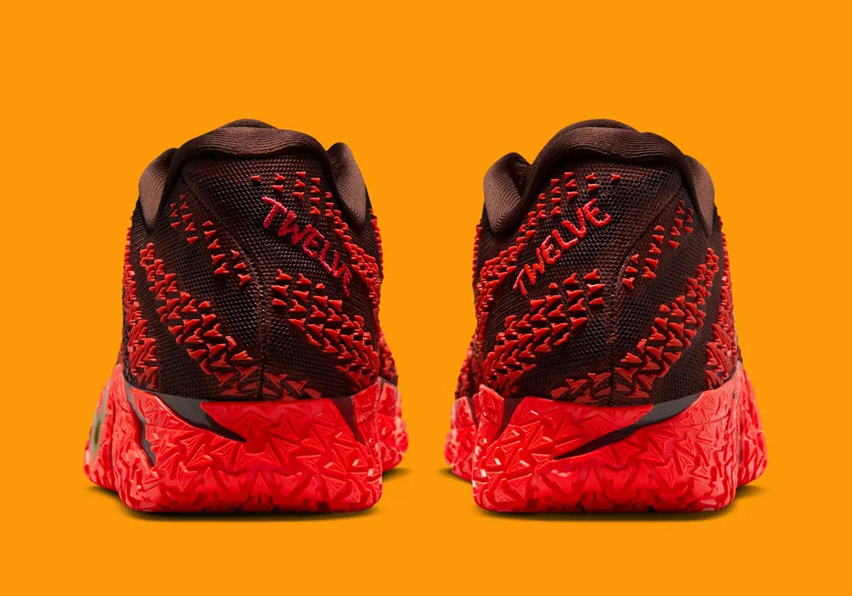 Vue sur l'arrière de la sneakers Nike Ja 3 Year Of The Horse rouges et dorées en mesh technique avec amorti Zoom Air et design symbolique premium