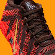 Vue zoomée sur les détails de la languette de la sneakers Nike Ja 3 Year Of The Horse rouges et dorées en mesh technique avec amorti Zoom Air et design symbolique premium