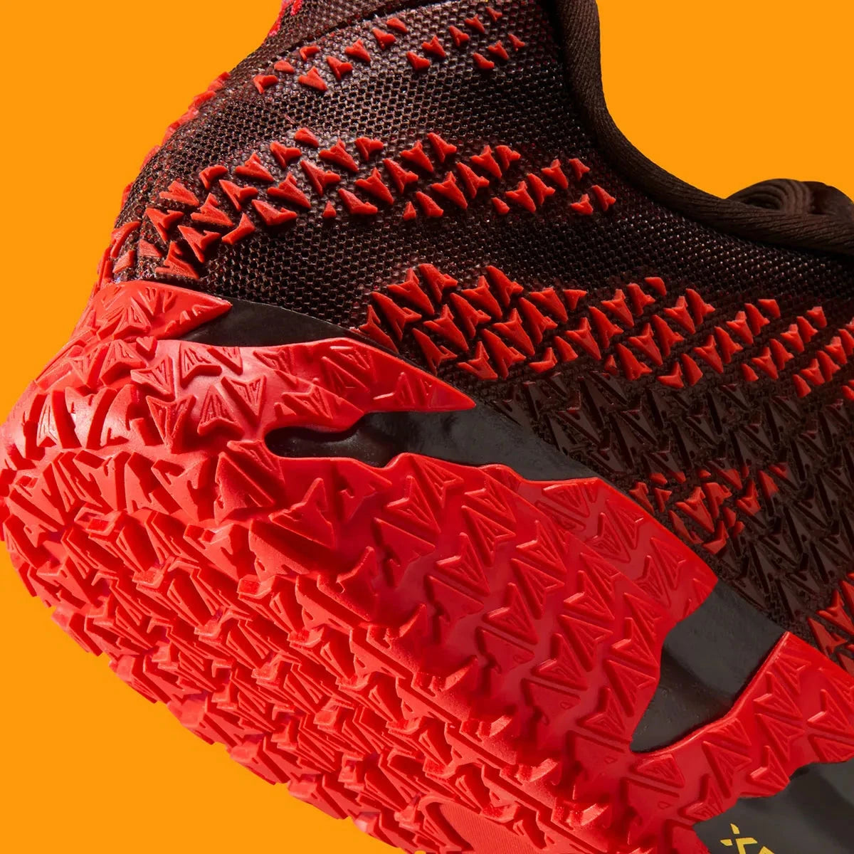 Vue zoomée sur les détails arrières de la sneakers Nike Ja 3 Year Of The Horse rouges et dorées en mesh technique avec amorti Zoom Air et design symbolique premium