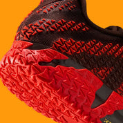 Vue zoomée sur les détails arrières de la sneakers Nike Ja 3 Year Of The Horse rouges et dorées en mesh technique avec amorti Zoom Air et design symbolique premium
