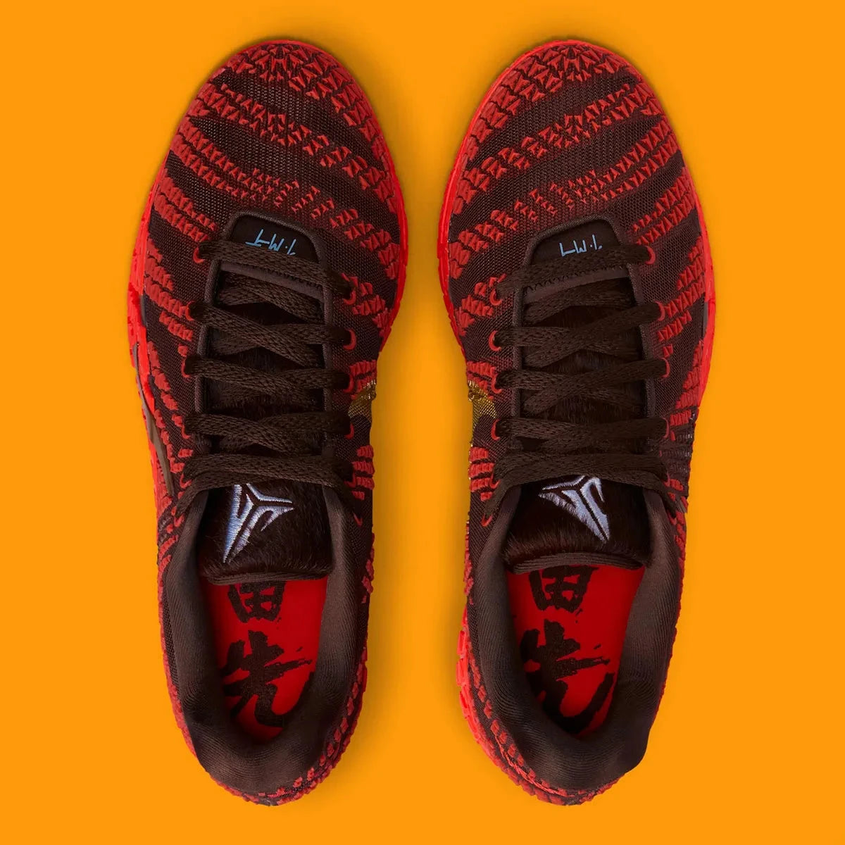 Vue sur le dessus de la sneakers Nike Ja 3 Year Of The Horse rouges et dorées en mesh technique avec amorti Zoom Air et design symbolique premium