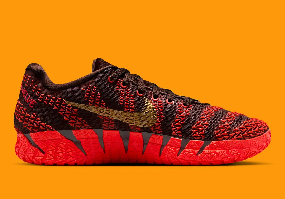 Vue sur le profil intérieur de la sneakers Nike Ja 3 Year Of The Horse rouges et dorées en mesh technique avec amorti Zoom Air et design symbolique premium