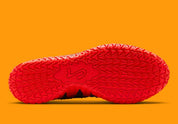 Vue sur la semelle extérieure de la sneakers Nike Ja 3 Year Of The Horse rouges et dorées en mesh technique avec amorti Zoom Air et design symbolique premium