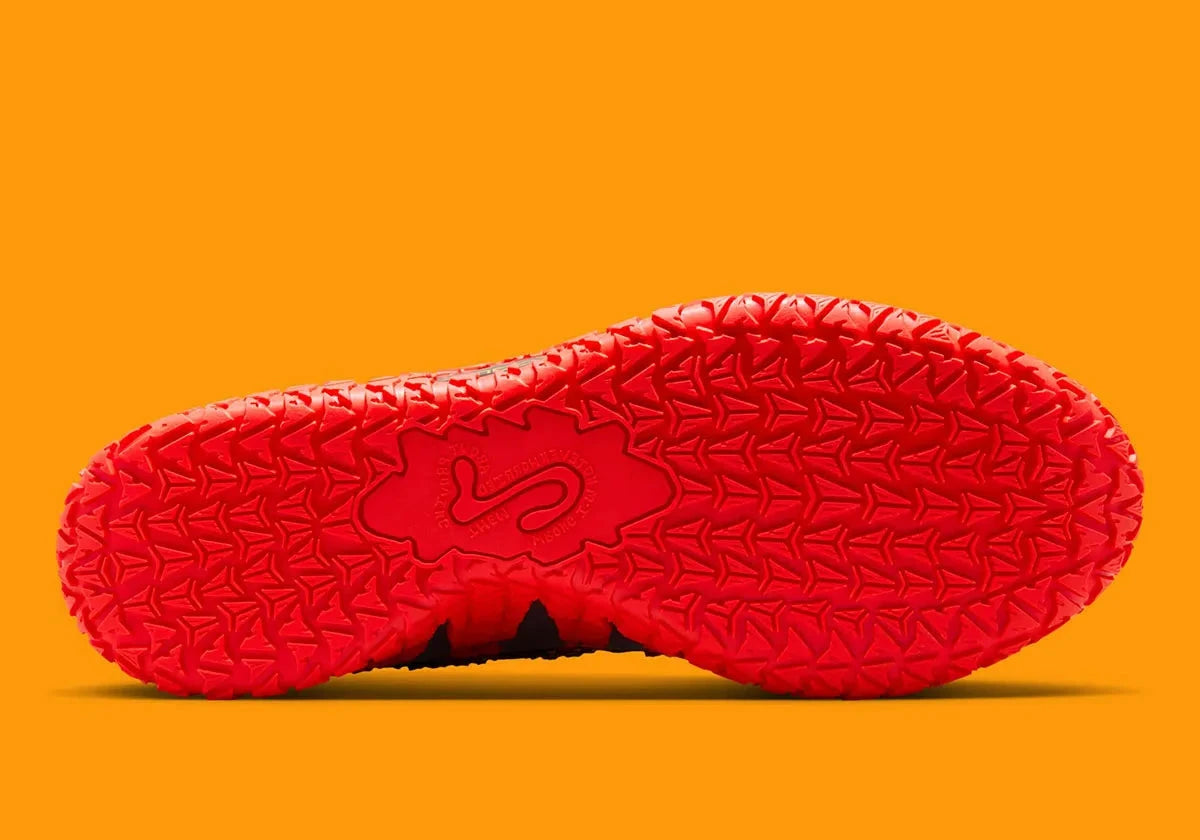 Vue sur la semelle extérieure de la sneakers Nike Ja 3 Year Of The Horse rouges et dorées en mesh technique avec amorti Zoom Air et design symbolique premium
