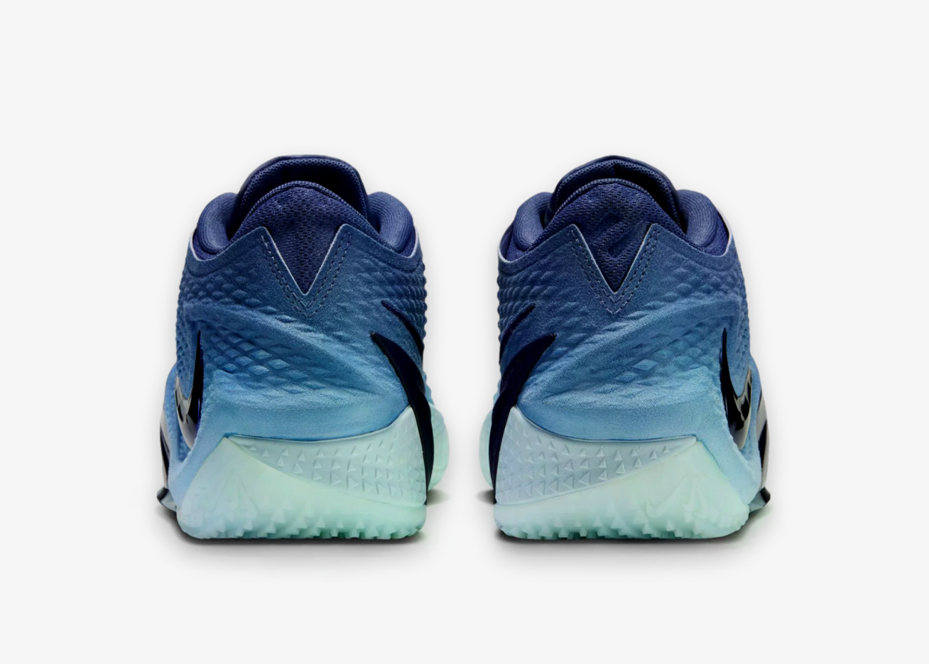 Nike Ja 4 Jaws JA9742-400 / JA9741-400 en dégradé bleu avec dents de requin blanches sur la languette et logo Ja rouge vue de derrière. 