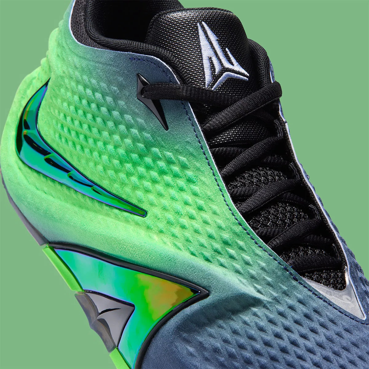 Vue zoomée sur les détails latéraux de la Nike Ja 4 Nightmare IM4135-405, chaussure de basket Obsidian et noire avec détails Voltage Green, semelle Cushlon 3.0 et JA-Frame. 