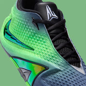Vue zoomée sur les détails latéraux de la Nike Ja 4 Nightmare IM4135-405, chaussure de basket Obsidian et noire avec détails Voltage Green, semelle Cushlon 3.0 et JA-Frame. 