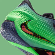 Vue zoomée sur les détails arrières de la Nike Ja 4 Nightmare IM4135-405, chaussure de basket Obsidian et noire avec détails Voltage Green, semelle Cushlon 3.0 et JA-Frame.