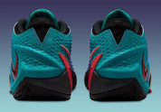 Nike Ja 4 NY vs. NY, chaussure de basketball signature de Ja Morant au coloris multicolore inspiré des playgrounds de New York vue de derrière. 