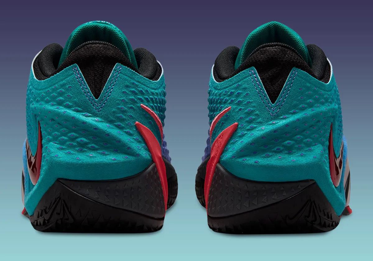 Nike Ja 4 NY vs. NY, chaussure de basketball signature de Ja Morant au coloris multicolore inspiré des playgrounds de New York vue de derrière. 
