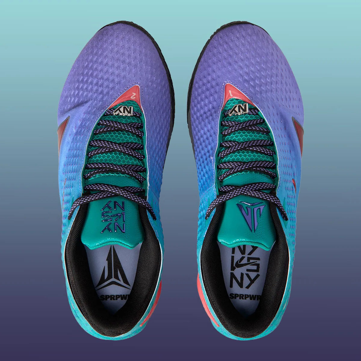 Nike Ja 4 NY vs. NY, chaussure de basketball signature de Ja Morant au coloris multicolore inspiré des playgrounds de New York vue du dessus. 