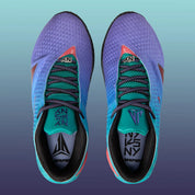 Nike Ja 4 NY vs. NY, chaussure de basketball signature de Ja Morant au coloris multicolore inspiré des playgrounds de New York vue du dessus. 