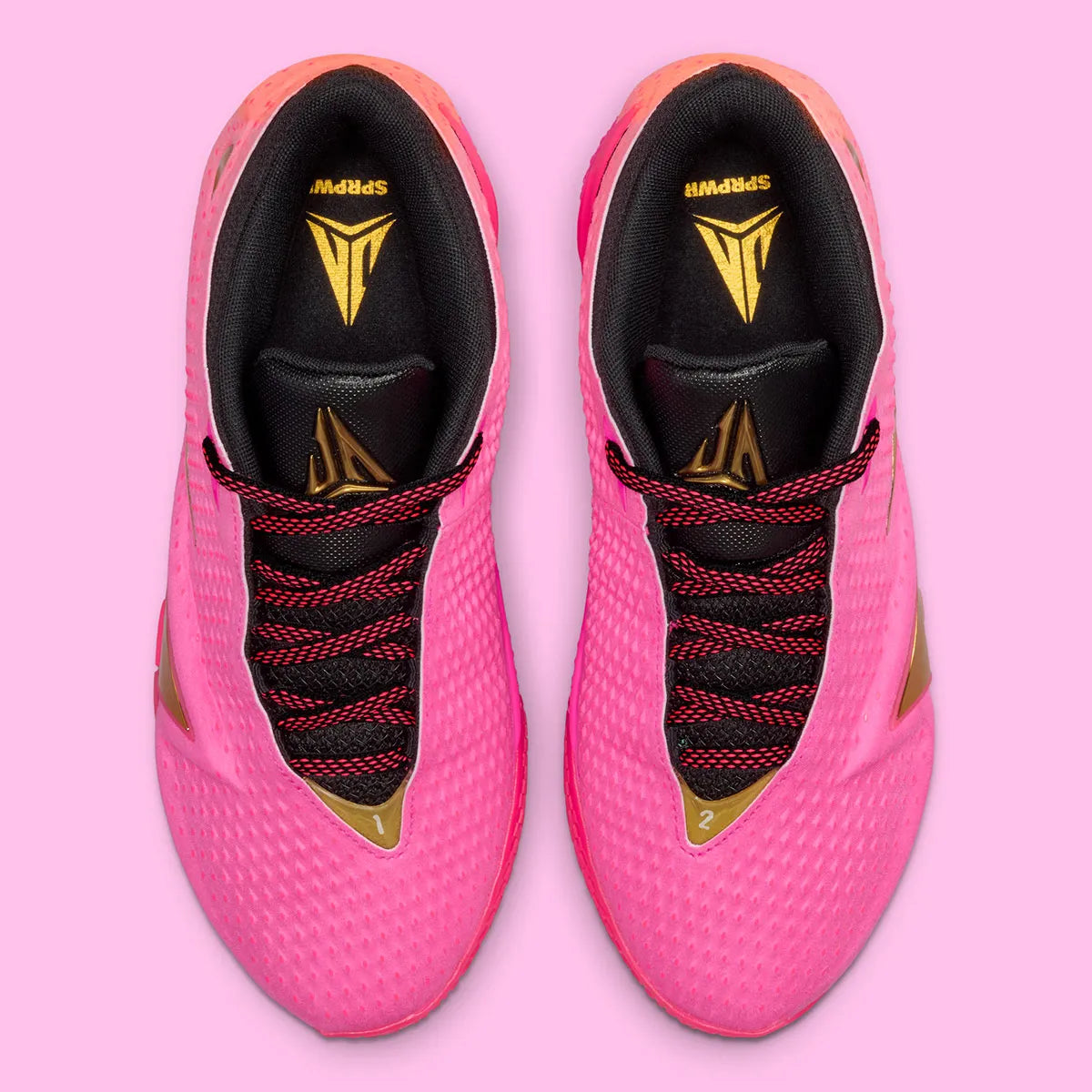 Nike Ja 4 Rise, chaussure de basketball signature Ja Morant avec amorti Cushlon 3.0, système JA-Frame et coloris dégradé Rise aux détails dorés.