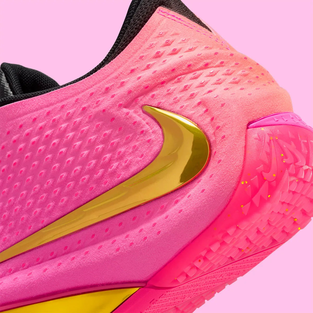 Nike Ja 4 Rise, chaussure de basketball signature Ja Morant avec amorti Cushlon 3.0, système JA-Frame et coloris dégradé Rise aux détails dorés.