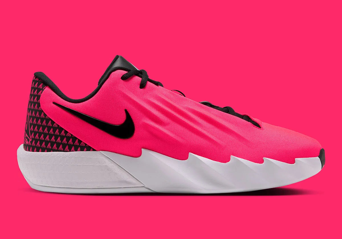 Nike Ja Twelve Time Solar rouge avec détails noirs et bleu clair, tige moulée et semelle basketball pensée pour les changements de direction.