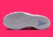 Nike Ja Twelve Time Solar rouge avec détails noirs et bleu clair, tige moulée et semelle basketball pensée pour les changements de direction.