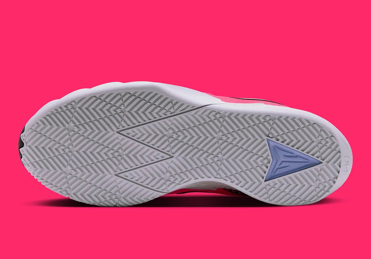 Nike Ja Twelve Time Solar rouge avec détails noirs et bleu clair, tige moulée et semelle basketball pensée pour les changements de direction.