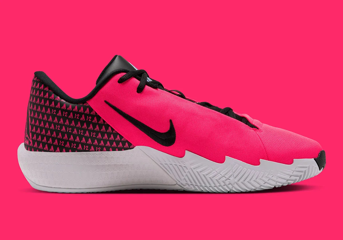 Nike Ja Twelve Time Solar rouge avec détails noirs et bleu clair, tige moulée et semelle basketball pensée pour les changements de direction.