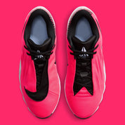 Nike Ja Twelve Time Solar rouge avec détails noirs et bleu clair, tige moulée et semelle basketball pensée pour les changements de direction.