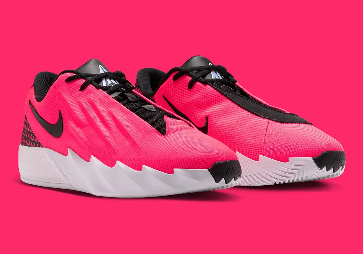 Nike Ja Twelve Time Solar rouge avec détails noirs et bleu clair, tige moulée et semelle basketball pensée pour les changements de direction.
