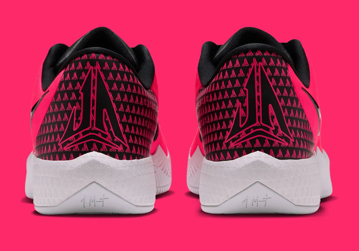 Nike Ja Twelve Time Solar rouge avec détails noirs et bleu clair, tige moulée et semelle basketball pensée pour les changements de direction.