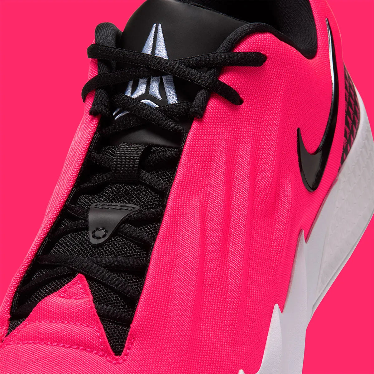 Nike Ja Twelve Time Solar rouge avec détails noirs et bleu clair, tige moulée et semelle basketball pensée pour les changements de direction.