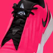 Nike Ja Twelve Time Solar rouge avec détails noirs et bleu clair, tige moulée et semelle basketball pensée pour les changements de direction.