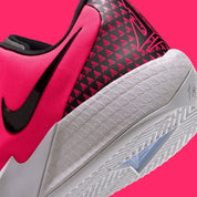 Nike Ja Twelve Time Solar rouge avec détails noirs et bleu clair, tige moulée et semelle basketball pensée pour les changements de direction.