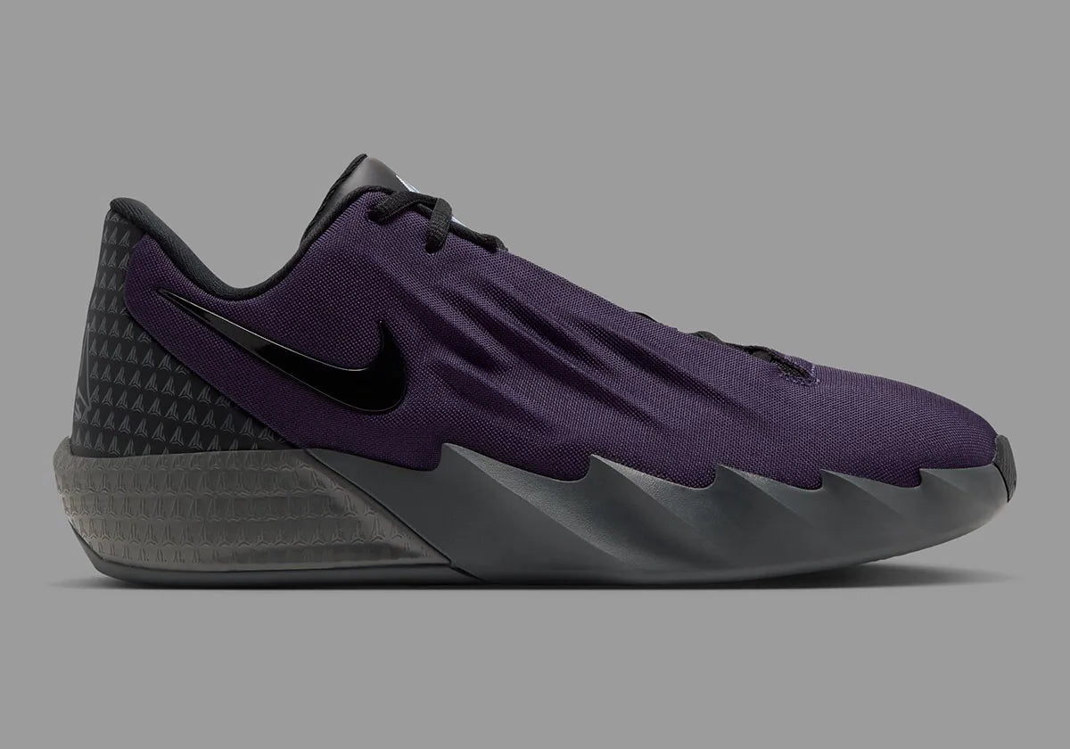 Nike Ja Twelve Time Nightmare violette et noire avec tige moulée, semelle basketball et détails Iron Grey inspirés de Ja Morant.