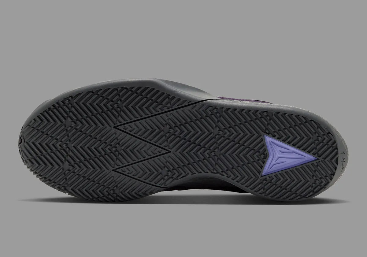 Nike Ja Twelve Time Nightmare violette et noire avec tige moulée, semelle basketball et détails Iron Grey inspirés de Ja Morant.