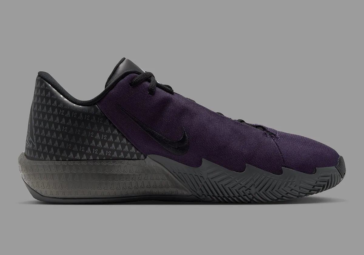 Nike Ja Twelve Time Nightmare violette et noire avec tige moulée, semelle basketball et détails Iron Grey inspirés de Ja Morant.