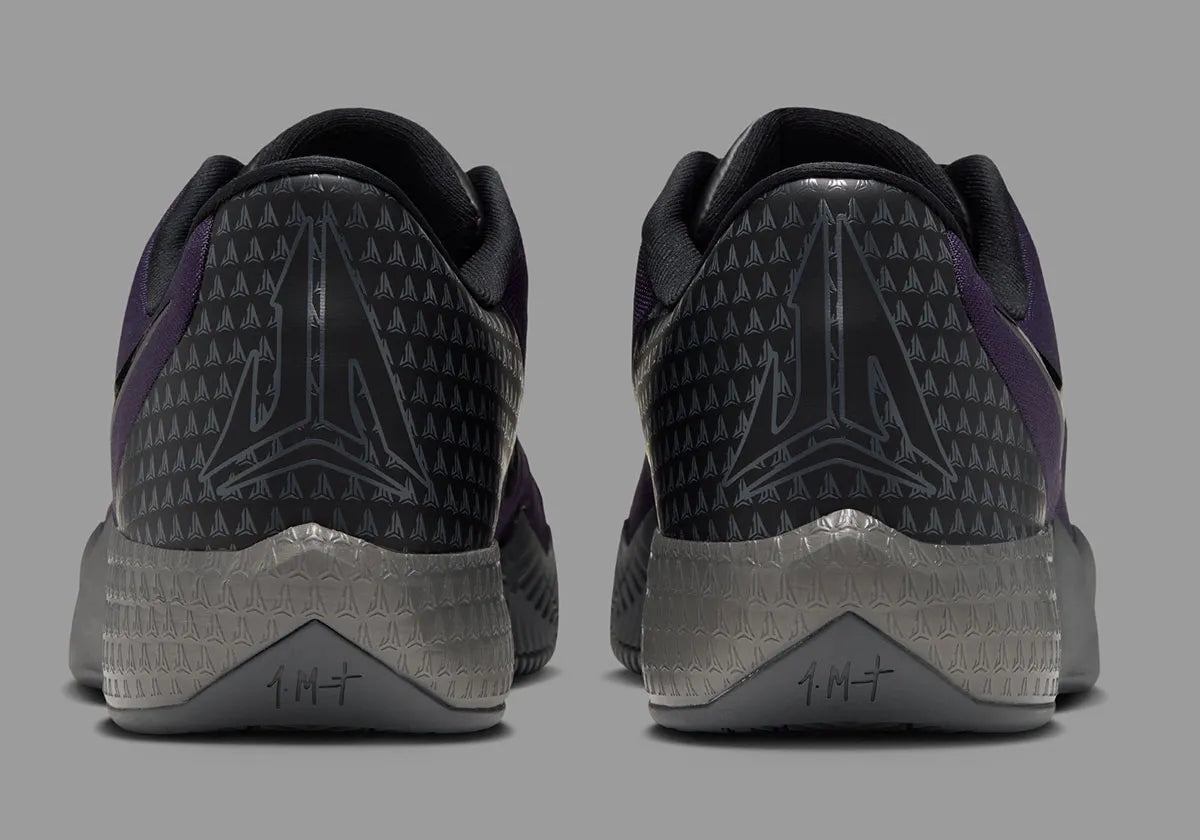 Nike Ja Twelve Time Nightmare violette et noire avec tige moulée, semelle basketball et détails Iron Grey inspirés de Ja Morant.
