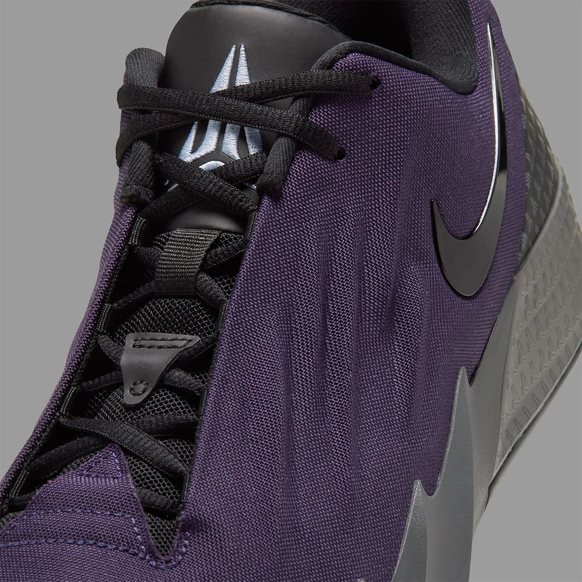 Nike Ja Twelve Time Nightmare violette et noire avec tige moulée, semelle basketball et détails Iron Grey inspirés de Ja Morant.