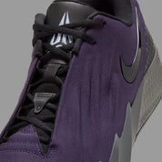 Nike Ja Twelve Time Nightmare violette et noire avec tige moulée, semelle basketball et détails Iron Grey inspirés de Ja Morant.